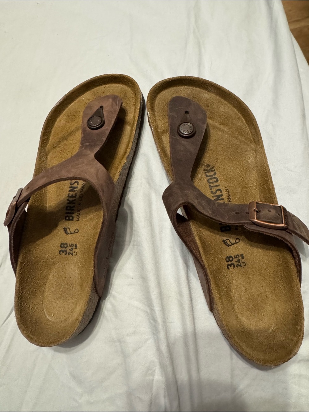 Birkenstock women’s Gizah oiled leather Sandals with Buckle